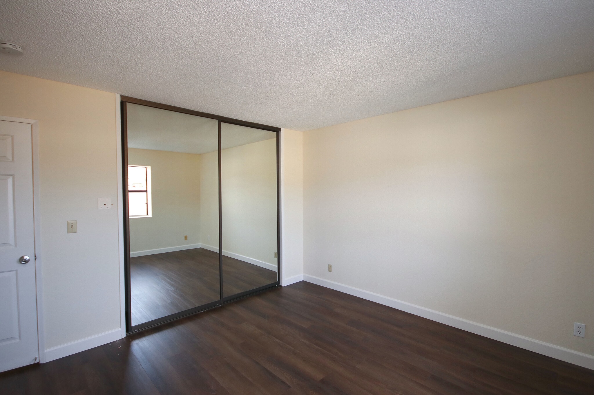 Building Photo - 416 N Bushnell Ave