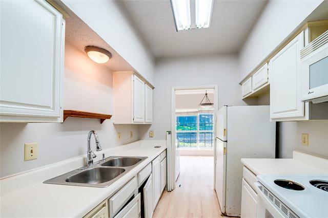 Building Photo - 3550 Country Square Dr