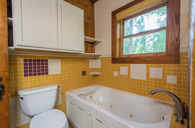 Building Photo - Laurel Park log home 3 bedroom 3 bathroom home.