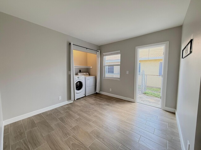 Building Photo - 1001 W 9th St