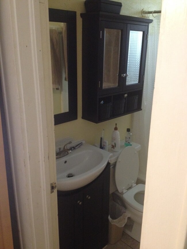 Building Photo - Historic One Bedroom Apartment Steps From Campus (w/ Den)