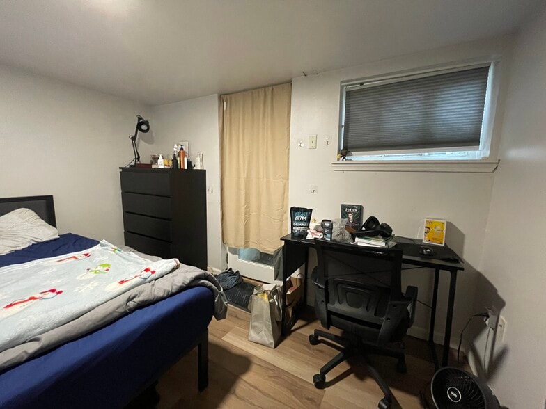 Building Photo - 704 NE 53rd St