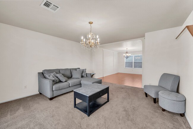 Building Photo - Spacious home on Montrose