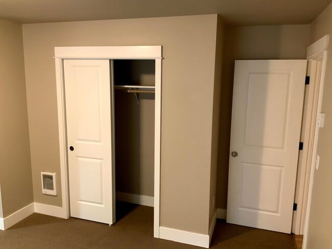 Building Photo - 5 Bedroom Duplex in University Area