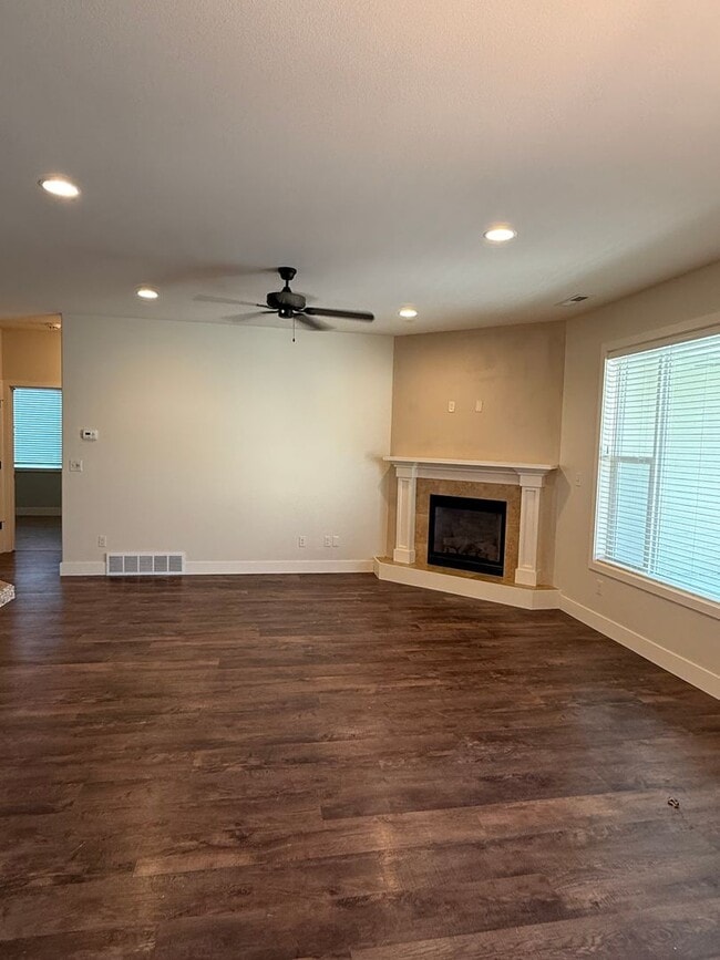 Building Photo - 2 Bedroom/ 2 Bathroom Townhome by Ben Stee...