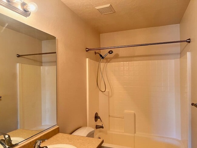 Building Photo - 3 Bed 2 bathroom house