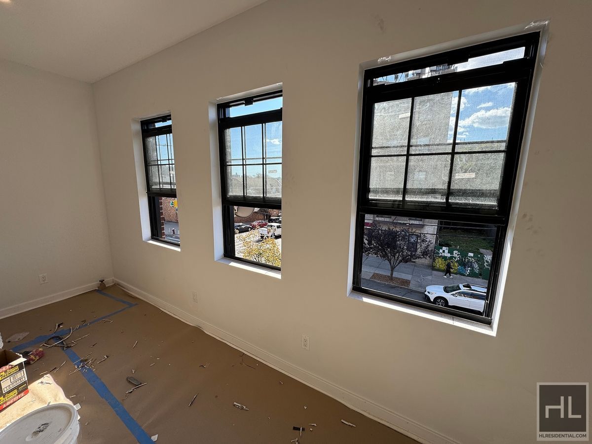 Building Photo - 31 AVENUE