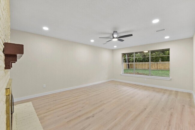 Building Photo - 2322 Aprilmont Dr