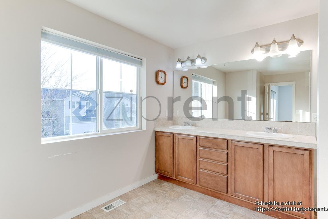 Building Photo - 1521 50th St NE