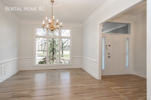 Building Photo - Large 1.5 Story luxury home on 2.5 acres  ...