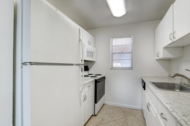 Building Photo - 600 SW 2nd Ave