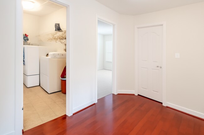 Building Photo - 3164 Lawrin Ct