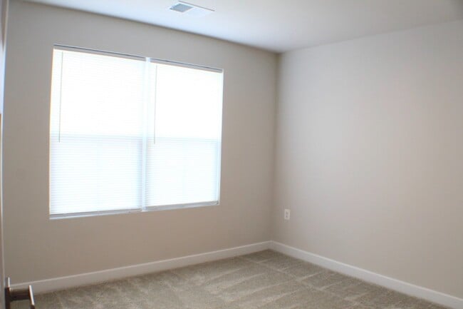 Building Photo - 105 S Peak Dr