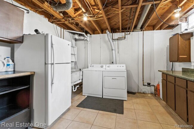 Building Photo - 6118 Amboy St