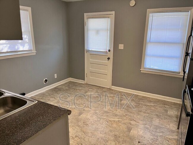 Building Photo - 2423 Crestview Dr