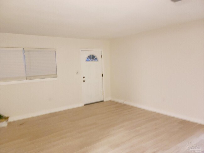 Building Photo - 207 Hart Dr