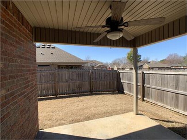Building Photo - Fabulously Cozy Home