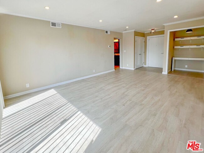 Building Photo - 1250 Kings Rd
