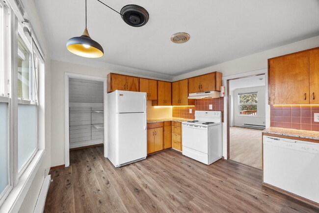 Building Photo - REMODELED Adorable upper-floor "duplex." O...