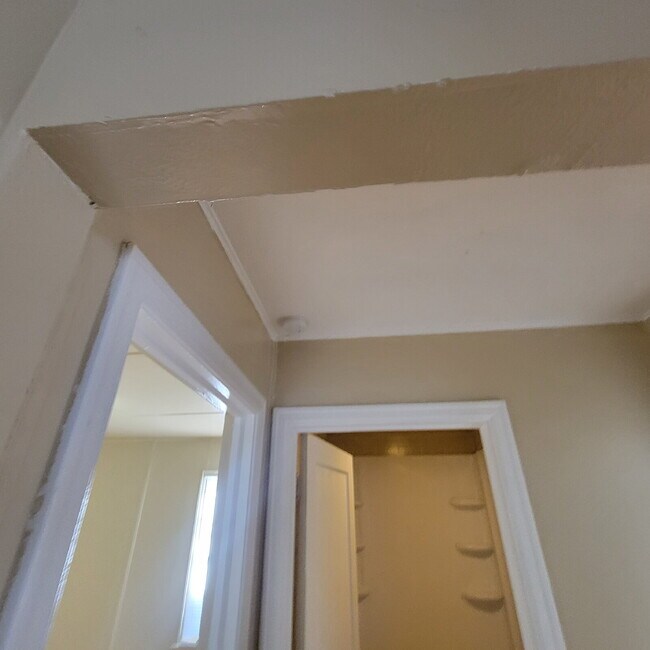 Building Photo - 4BR/2BA HOUSE near 38th/Keystone! Meadows area