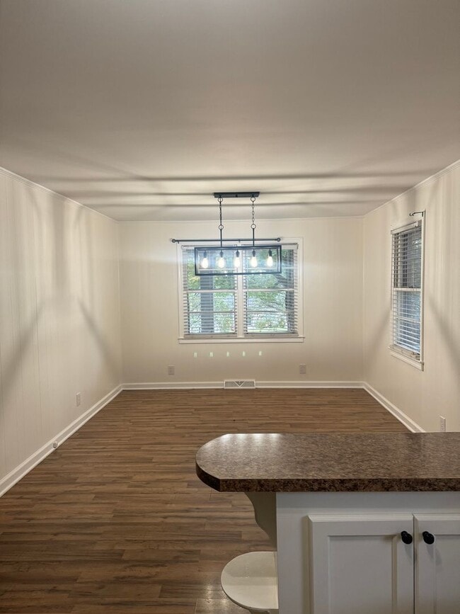Building Photo - Price & Location!