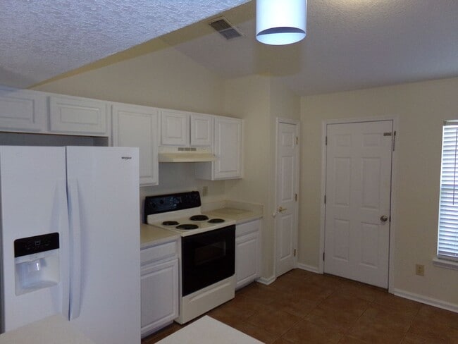 Building Photo - Nice 3/2 in convenient location