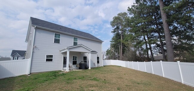 Building Photo - Like New- Immaculate 2-Story Home w/ 4 Bedroom 2.5 Bath! Large Lot- Fully Fenced Backyard.