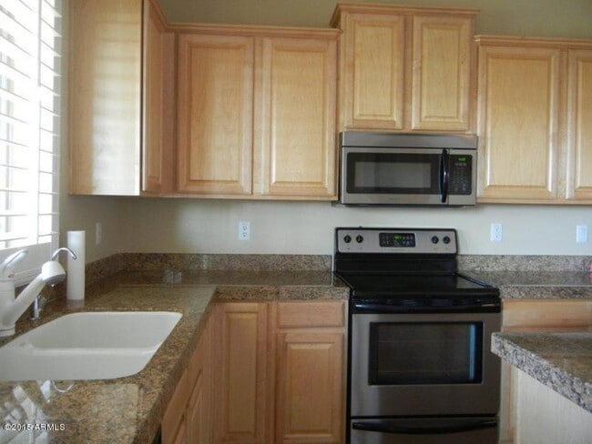 Building Photo - 1740 W Vineyard Plains Dr