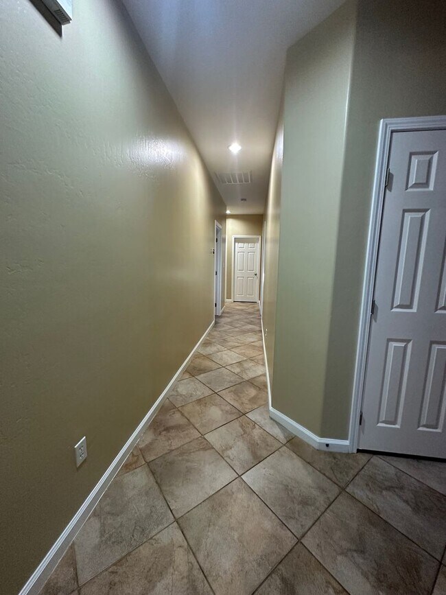 Building Photo - Southwest 4 bedroom