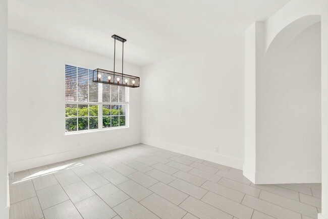 Building Photo - RENOVATED 5 BEDROOM FENCED IN, GOLF FRONTA...