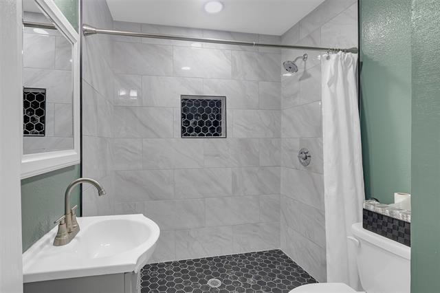 Building Photo - 611 W College St