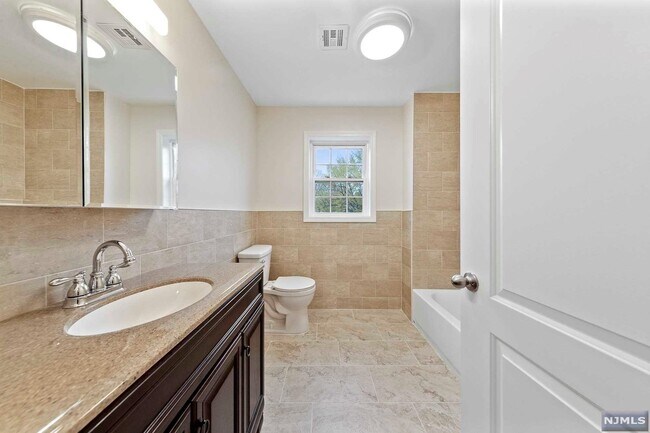 Building Photo - 124 Home Pl