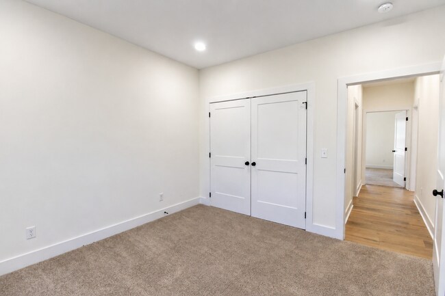Building Photo - 511 Creekview Ln