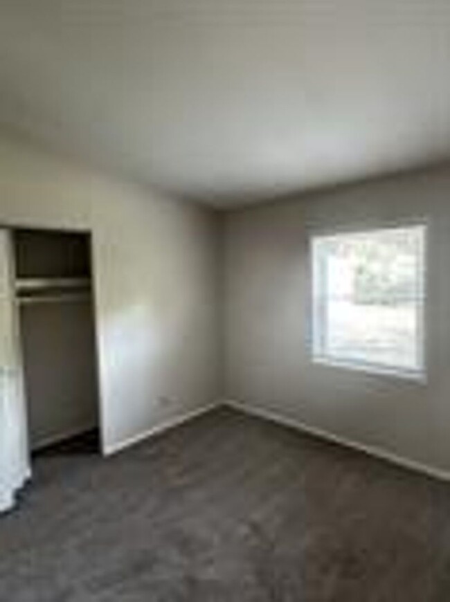 Building Photo - 1831 Parkdale Dr