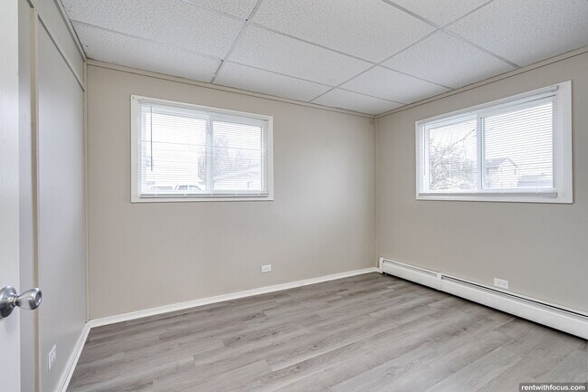 Building Photo - 405 School St