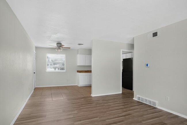 Building Photo - 1004 Lotus Ave
