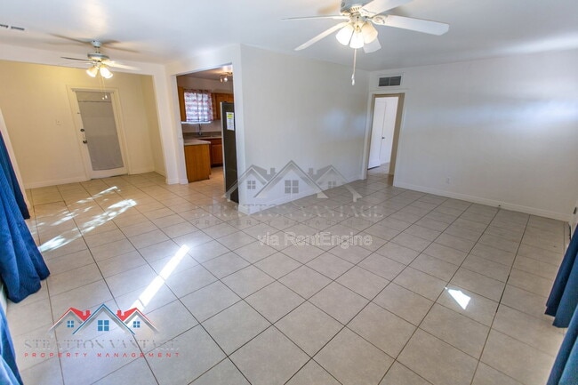 Building Photo - 1324 W Clarendon Ave