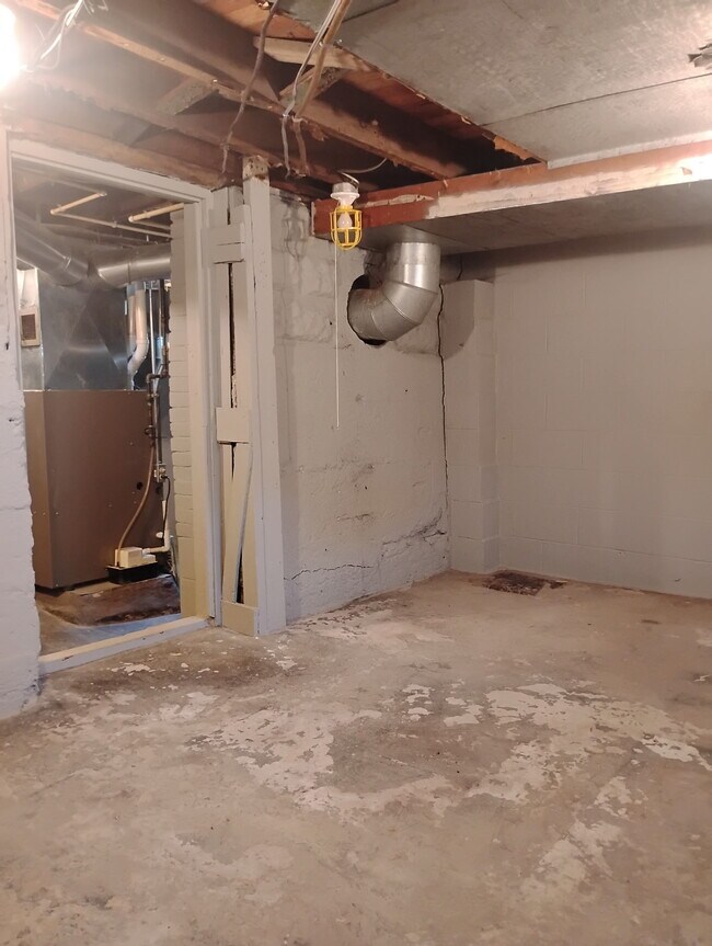 Building Photo - 912 Elm St