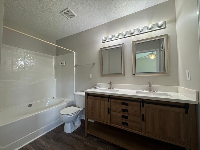 Building Photo - 3 Bedroom Townhome