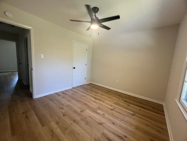 Building Photo - 3 BEDROOM DUPLEX