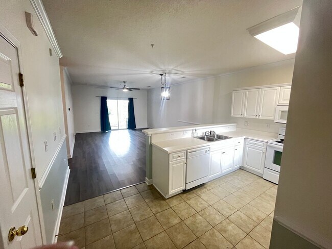 Building Photo - First Floor, 2 Bedroom, 2 Bath Condo with Screened Patio! Community Pool! Available Now!