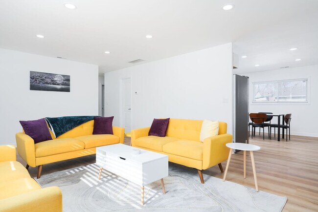 Building Photo - 8744 Montery Ct