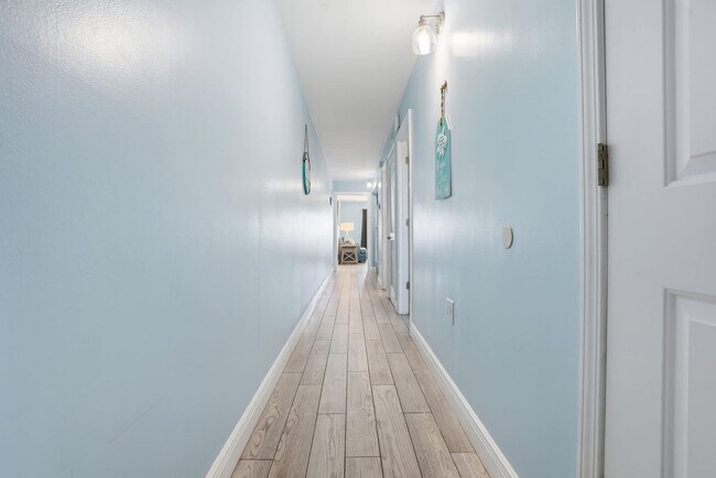 Building Photo - 8743 Thomas Dr