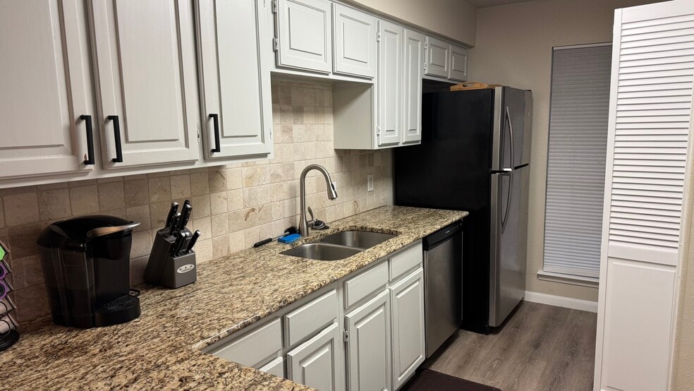 Kitchen (2) - 356 W Harwood Rd