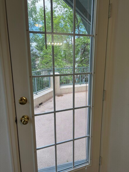 Door to deck from master bedroom - 550 Mohawk Dr
