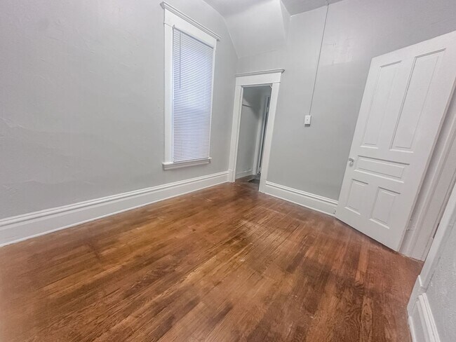 Building Photo - 41 Caledonia St NE