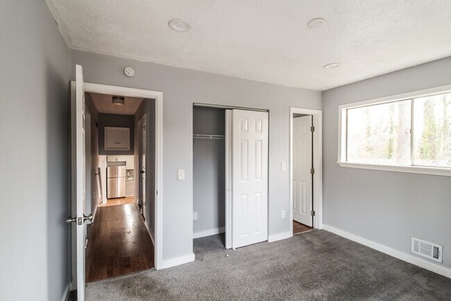 Building Photo - Fantastic 4bd/3ba home! Let yourself in!