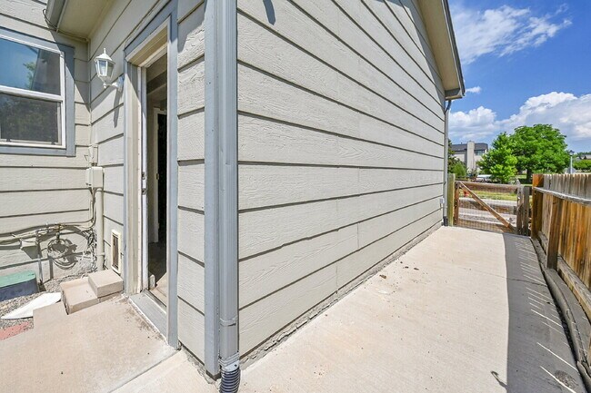 Building Photo - $2,995, 4 bed, 3.5 bath, located in Monume...