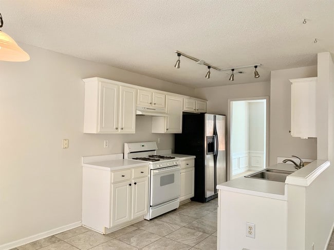Building Photo - 485 Chippenham Ct