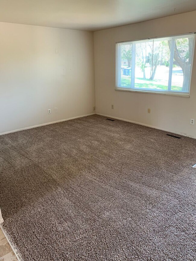 Building Photo - 3 Bed, 1.5 Bath Duplex in Central Fort Collins!